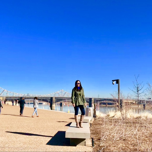 Meet your Posher! - Picture 2 of 5